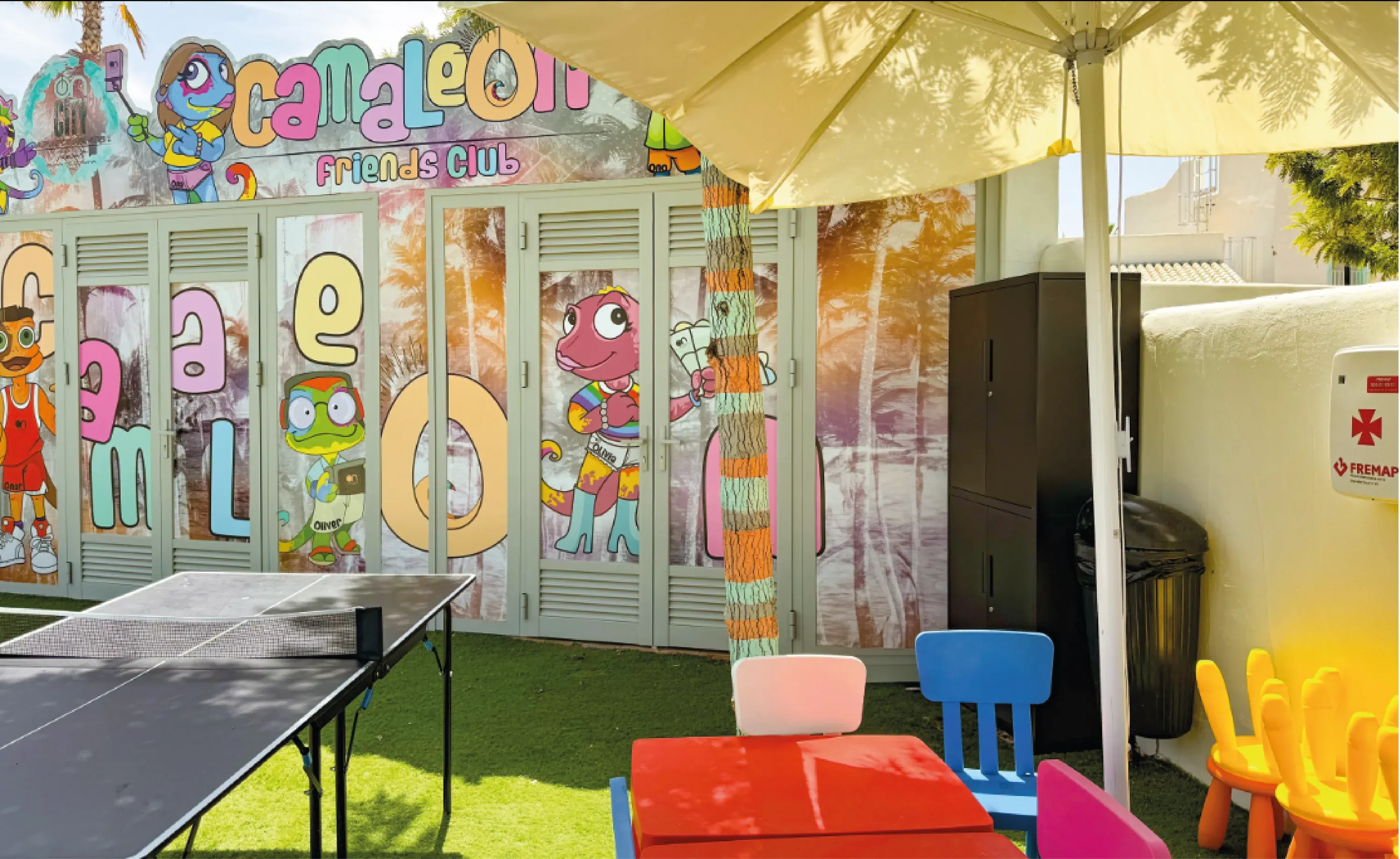 Entrada vibrante del Club de Amigos "Camaleon" con mesa de ping-pong, ideal para ON Hotels: ON Corporativa.