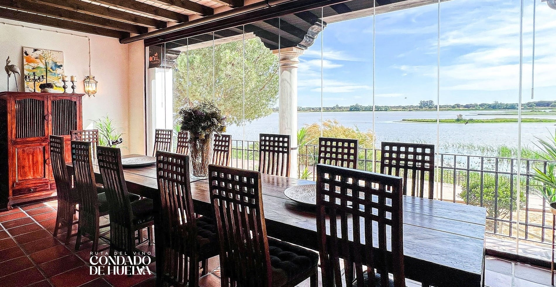 un coche está estacionado en un patio con vistas al lago