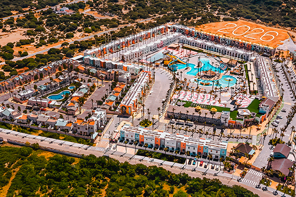 una vista aérea de un complejo de apartamentos junto al océano