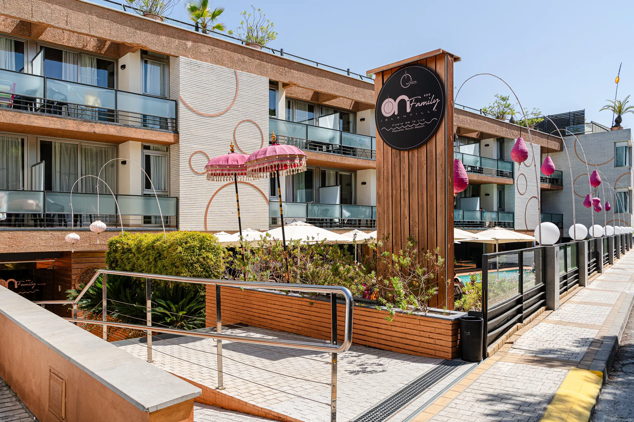 Hotel On Family, On Hotels: ON Corporativa, con piscina y palmeras.