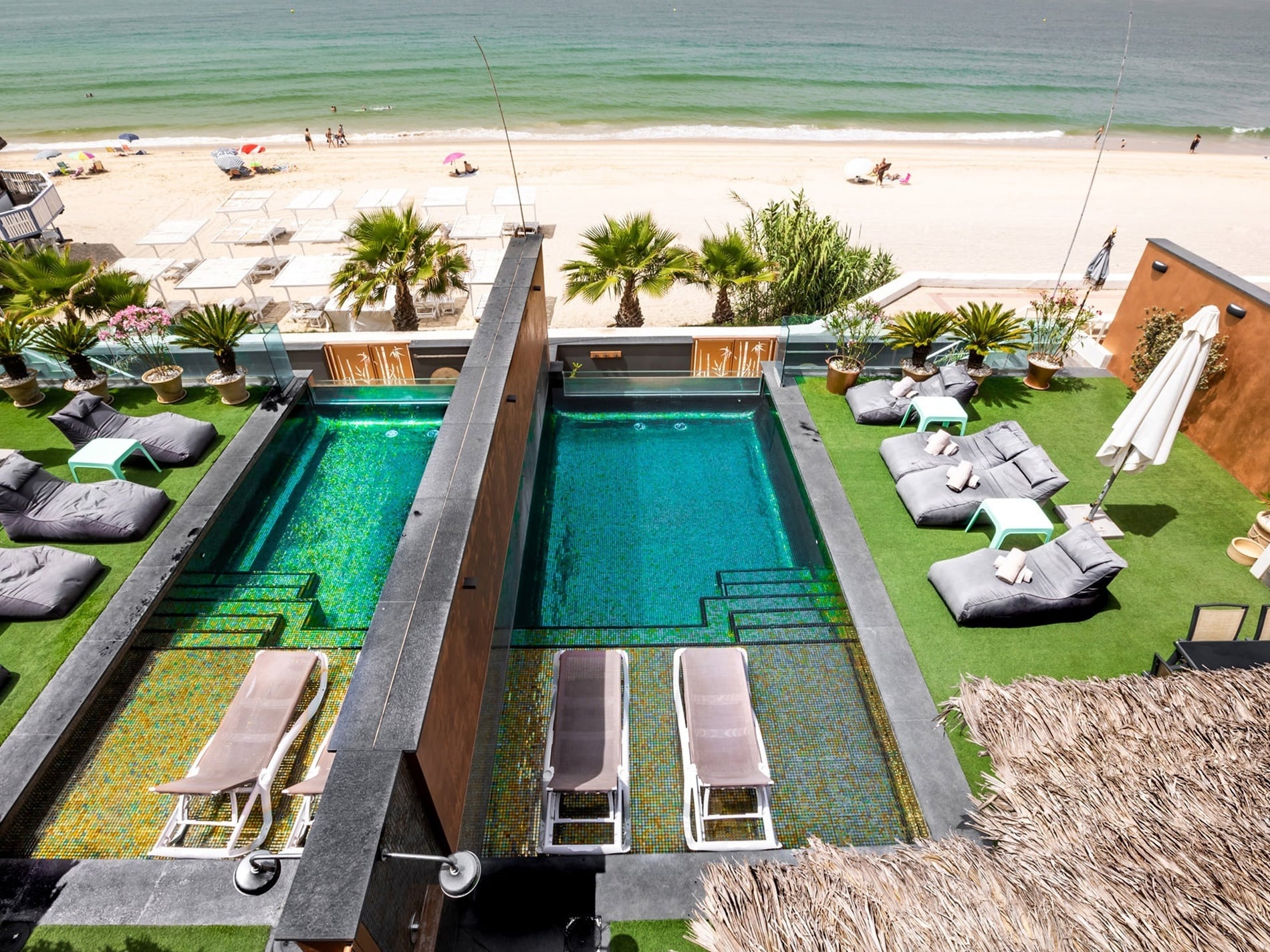 un patio con una mesa y sillas y una palmera