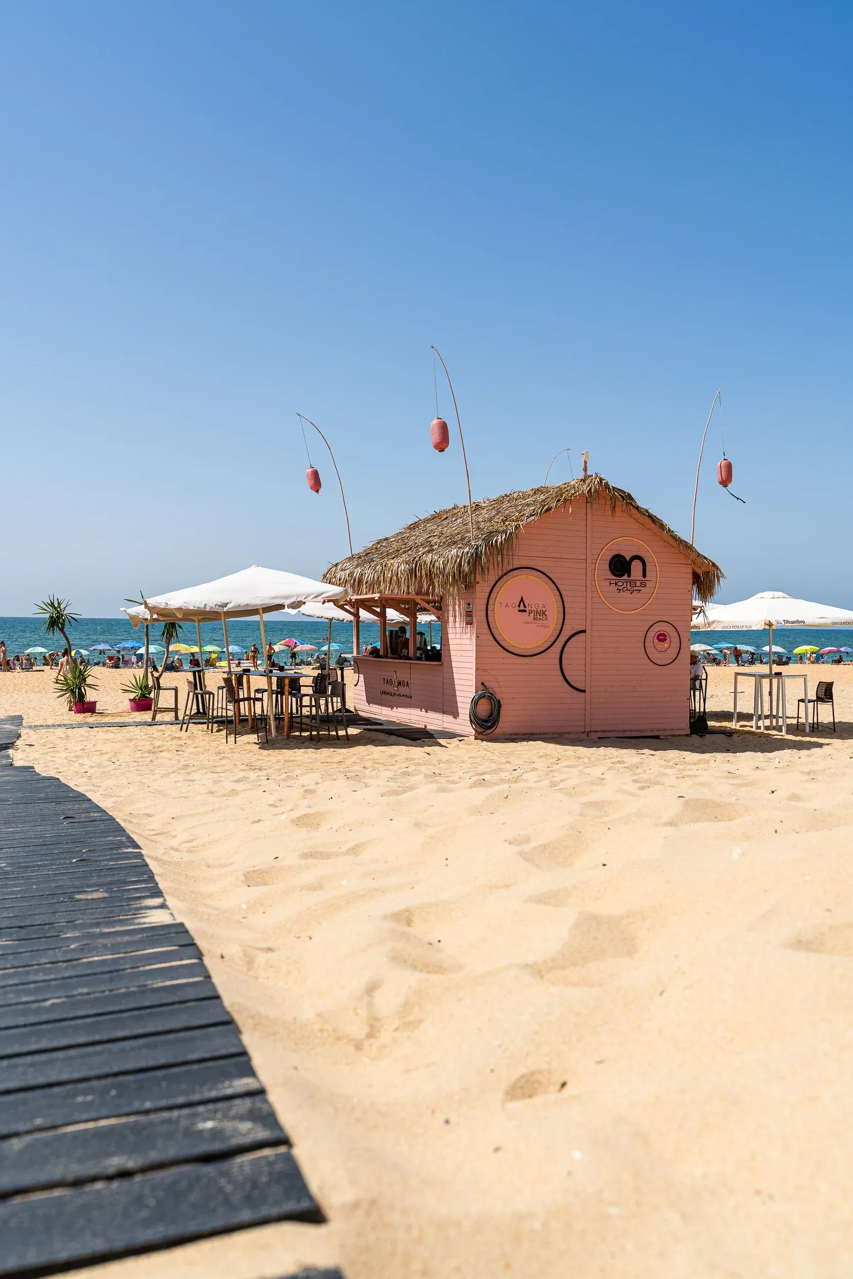 On Hotels: ON Corporativa Beach Bar en Taganga, un oasis rosa frente al mar.