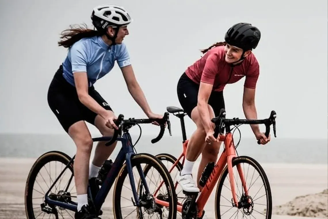 Deux cyclistes sur la plage, idéal pour les séjours On Hotels: ON Corporativa.