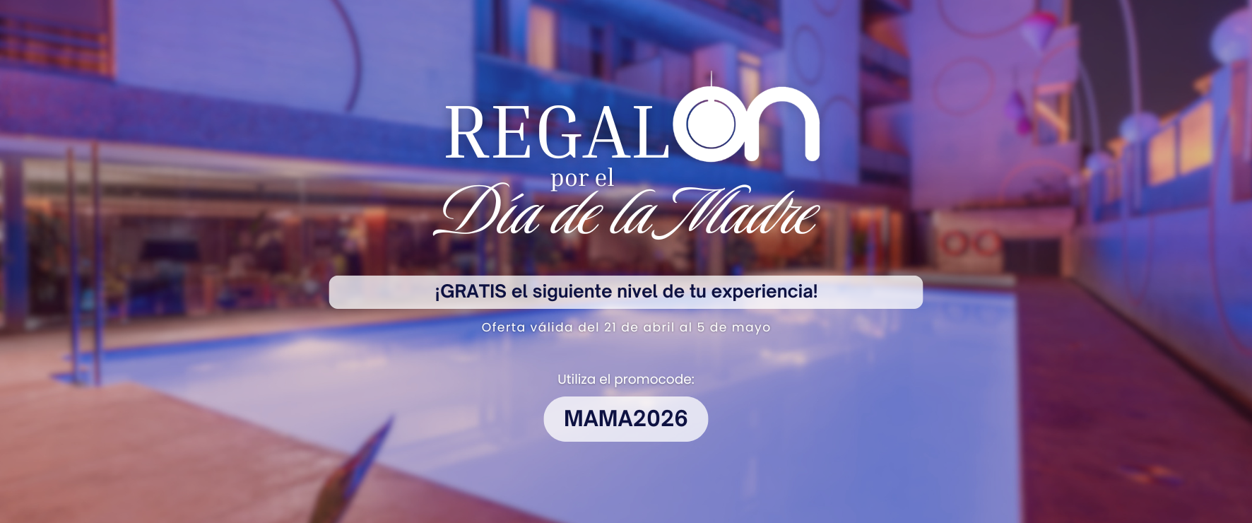 La imagen presenta un anuncio de "REGALÓN por el Día de la Madre" sobre un fondo borroso de un exterior con sombrillas y plantas, ofreciendo "GRATIS el siguiente nivel de tu experiencia" con un promolode "MAMA2026"