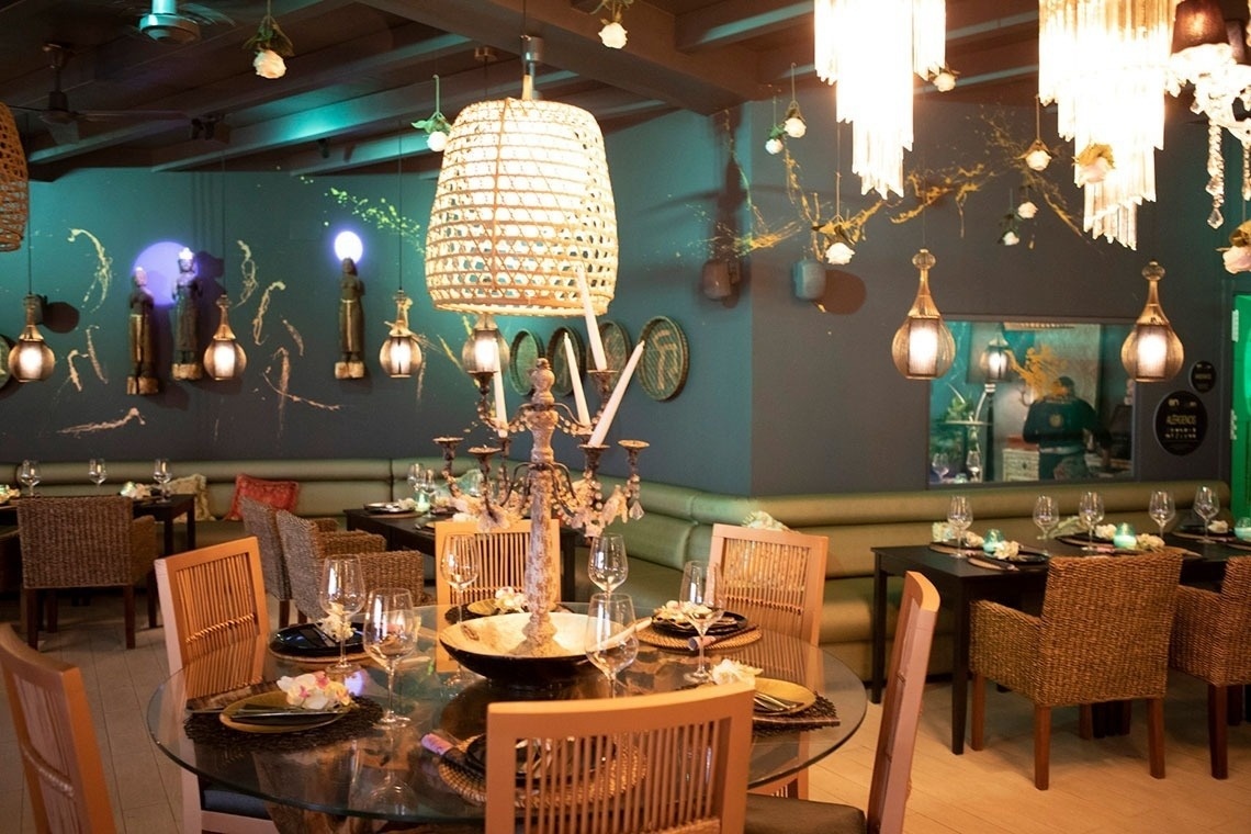 un restaurante con mesas y sillas y lámparas colgantes