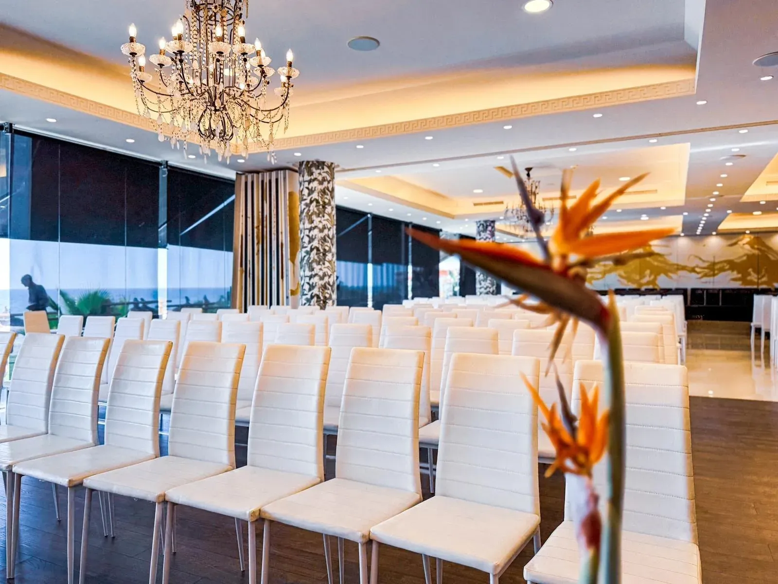 Salle d'événement élégante avec chaises blanches, parfaite pour ON Corporativa.