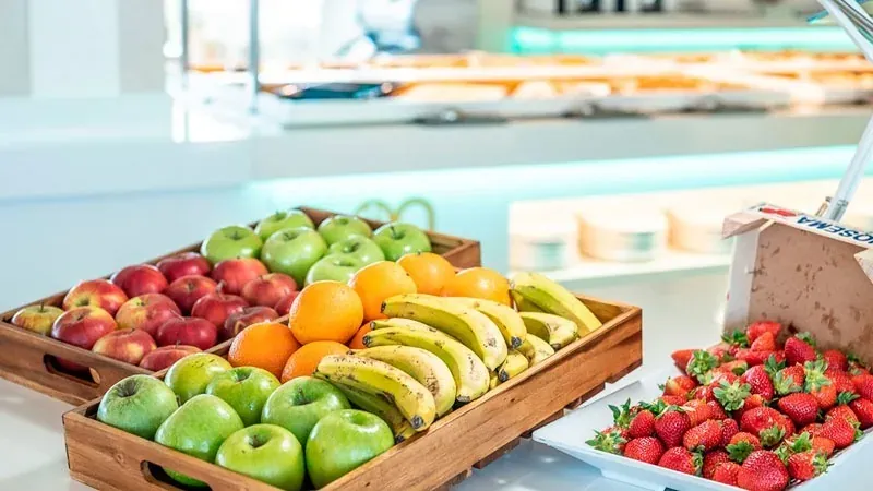 On Hotels Frühstücksbuffet: Verschiedene frische Früchte in Schalen.