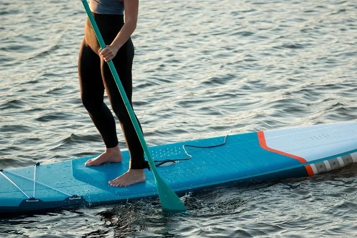 Personne sur paddleboard, idéale pour les loisirs On Hotels: ON Corporativa.