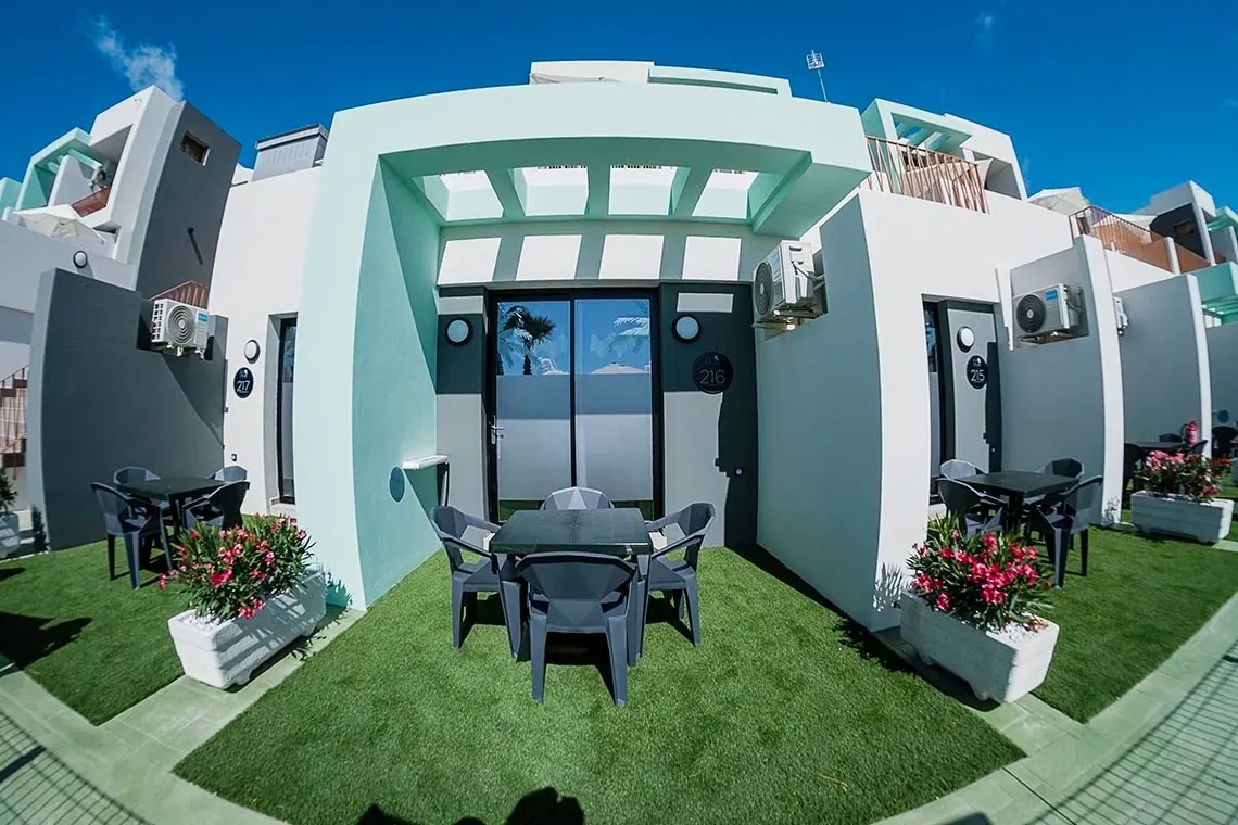 Exterior de habitación con terraza y asientos en Matalascañas. On The Residence Matalascañas | ON Hotels Group | Web Oficial