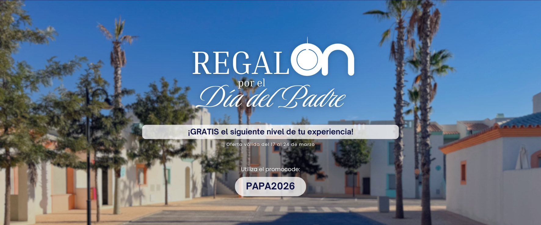 Un cartel promocional sobre el "Día del Padre" ofrece un nivel gratis de experiencia con el código PAPA2026, válido del 17 al 24 de marzo, superpuesto a una imagen de un paisaje exterior soleado con edificios y palmeras.