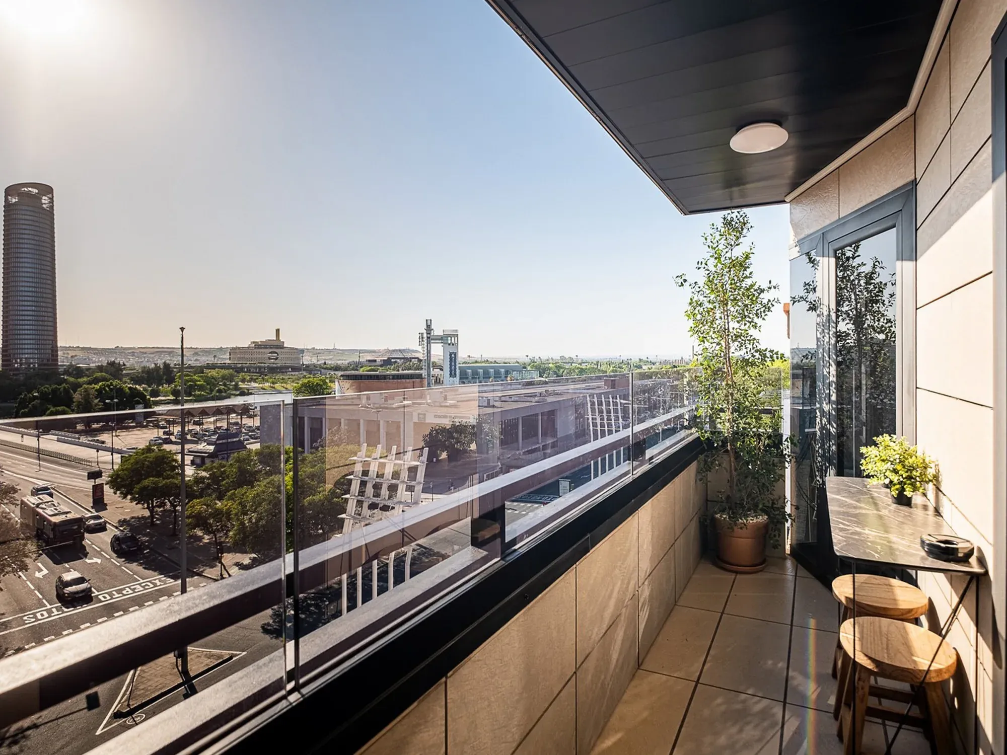 Balcón con vistas urbanas en ON Suites Sevilla, apartamentos para adultos de On Hotels Group.