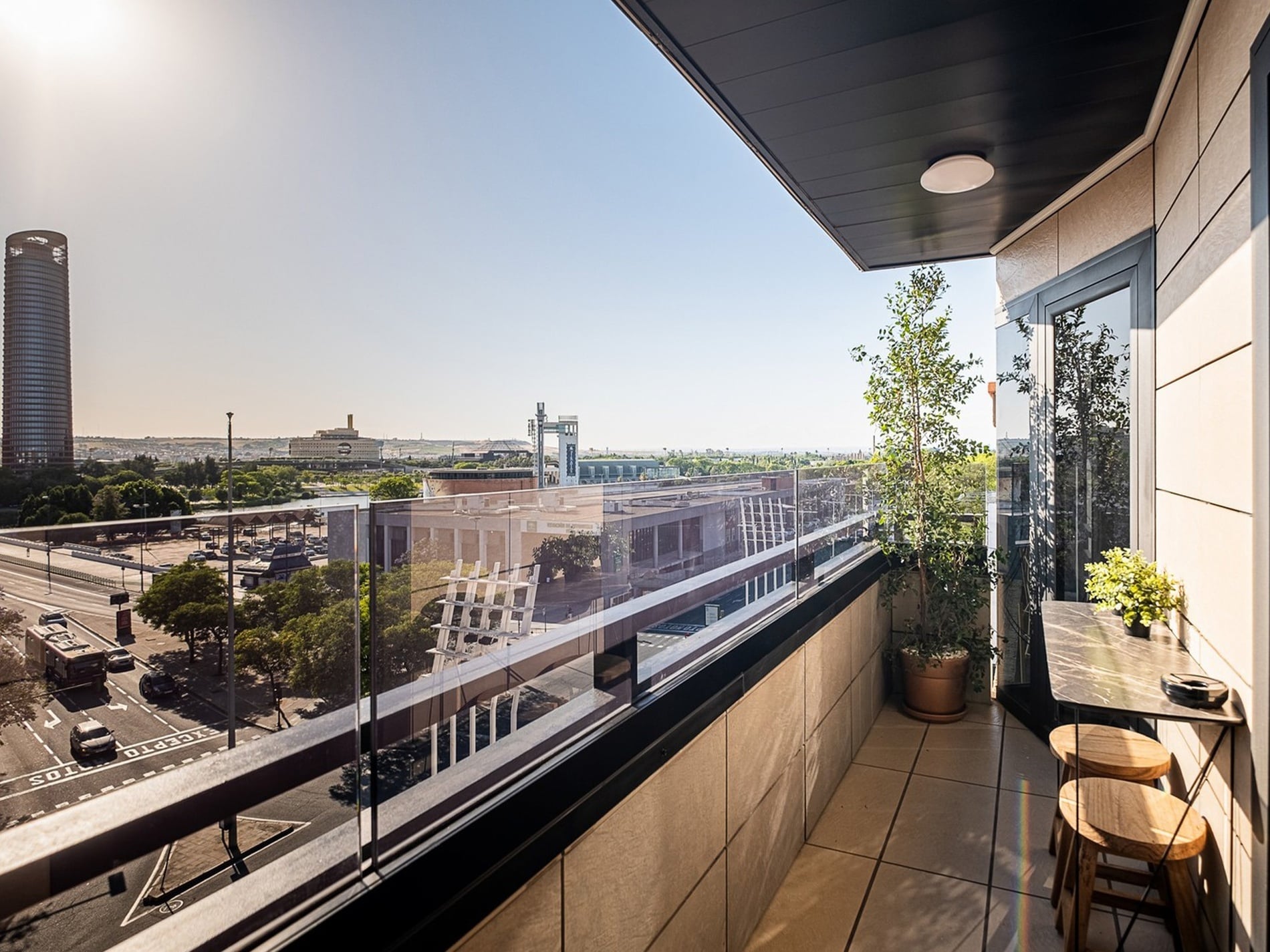 una habitación de hotel con una cama y una ventana
