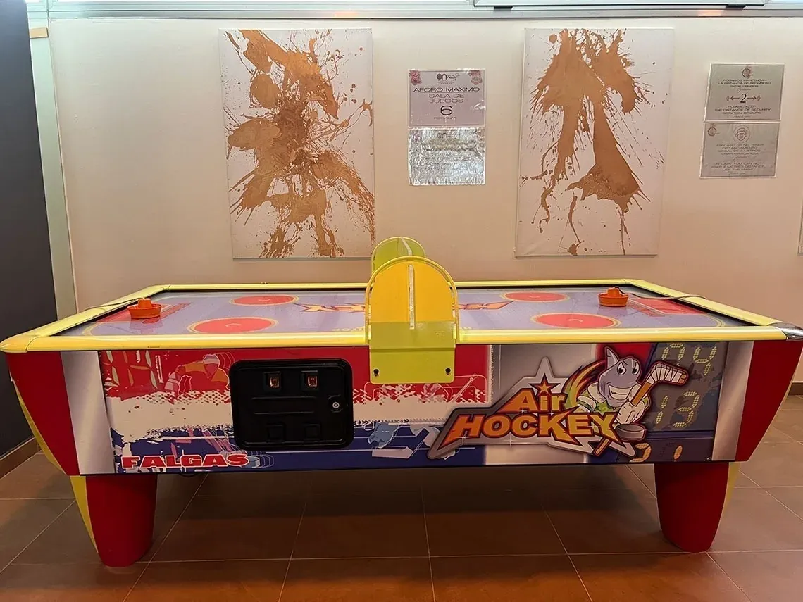 Sala de juegos de On Hotels: ON Corporativa con mesa de air hockey.