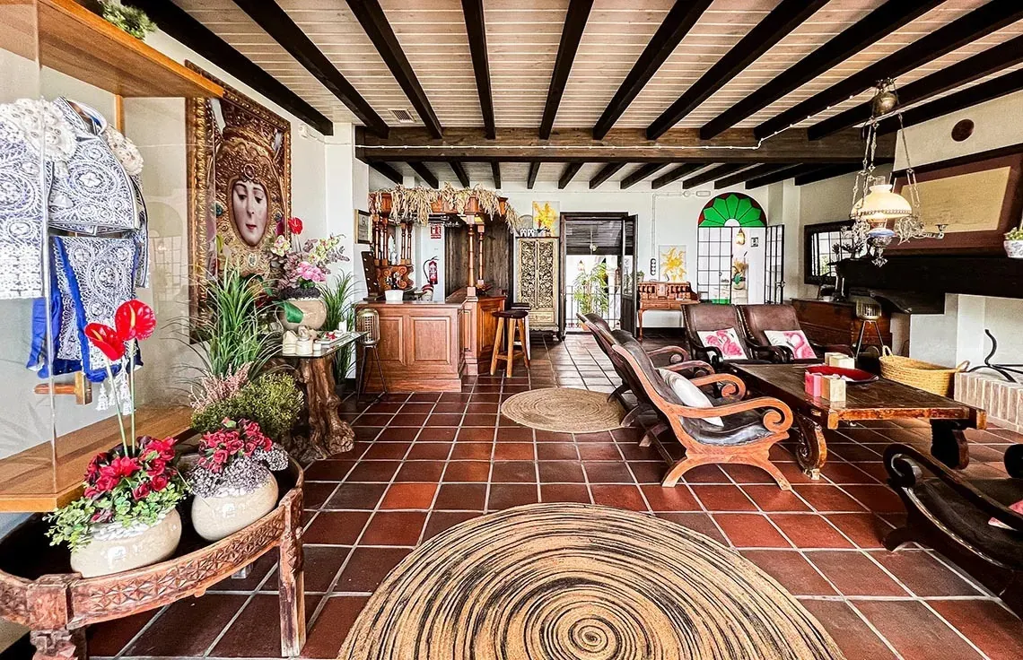 Sala de estar aconchegante com assentos de couro e mesa de madeira, EM Acebuchal 23 El Rocio | Almonte, Huelva | On Hotels.