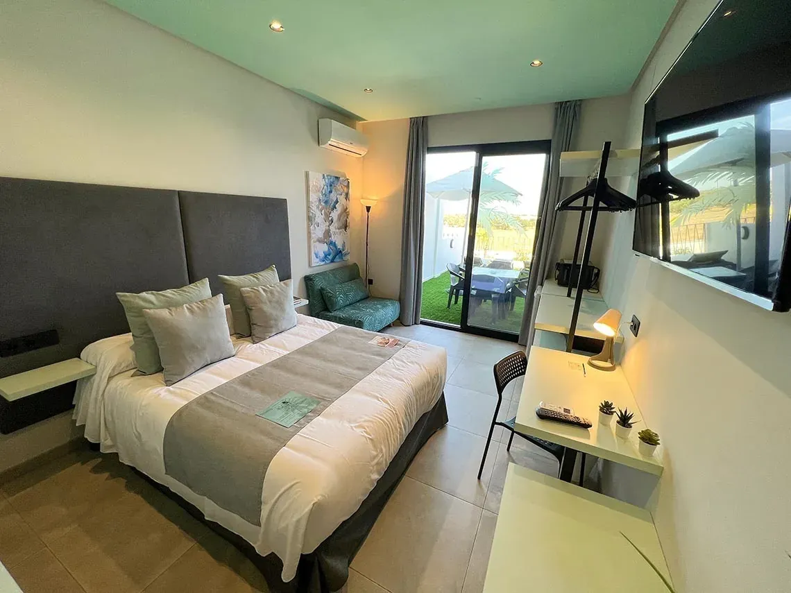 Chambre moderne avec lit king et vue sur jardin | Residence Matalascañas