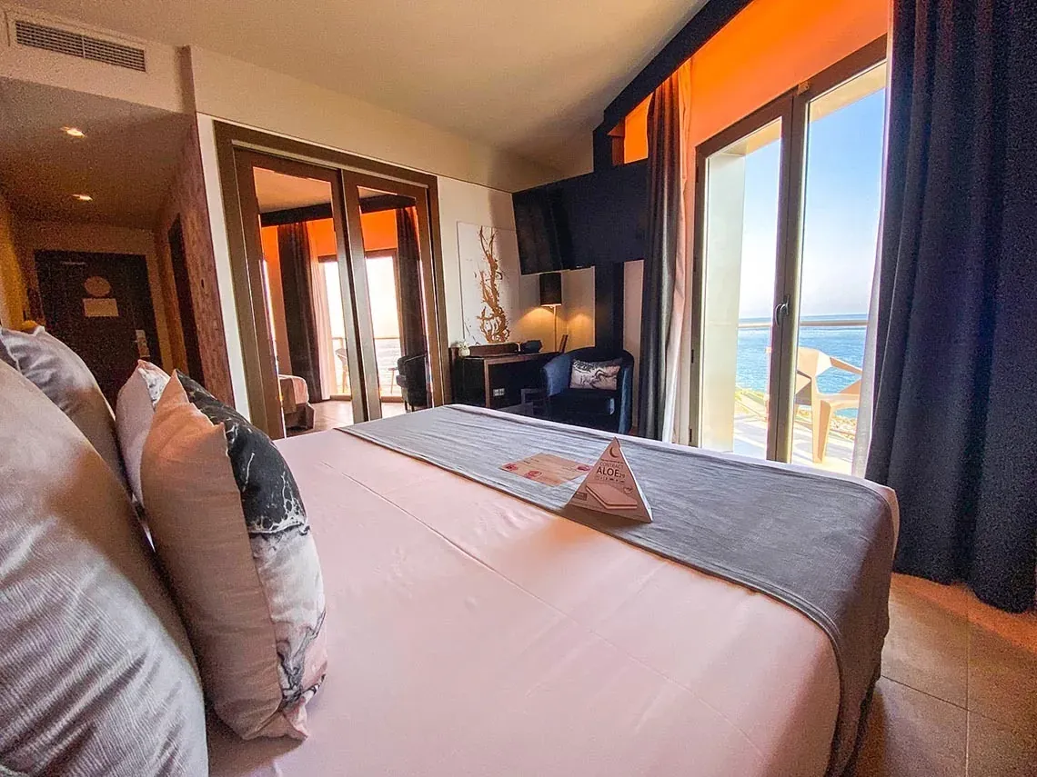 Habitación Aleta: cama cómoda, balcón con vistas al mar, aire acondicionado. ¡Reserva ya con On Hotels Group!