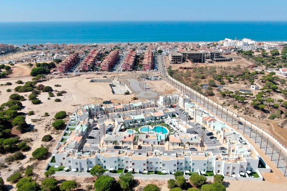 una vista aérea de un complejo de apartamentos junto al océano