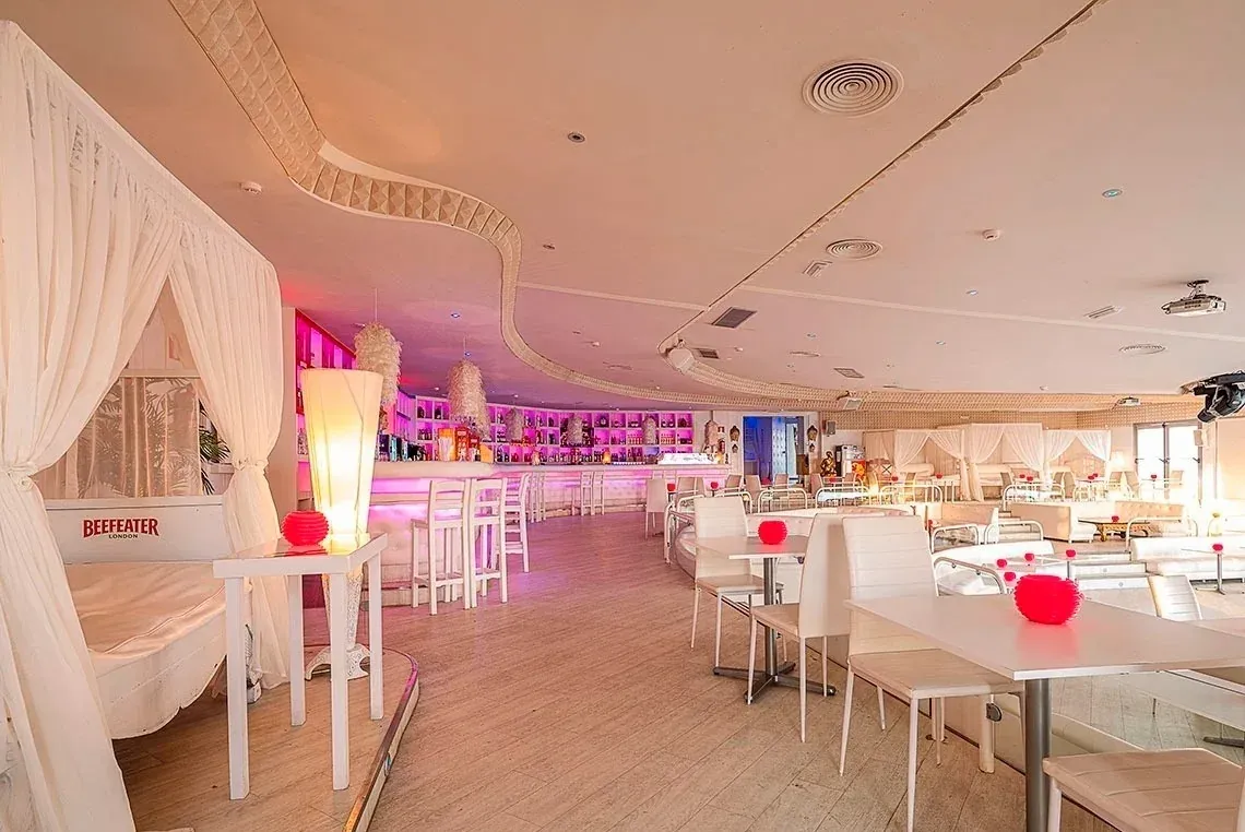 Salón de hotel elegante con camas balinesas y bar, ideal para eventos de ON Corporativa.