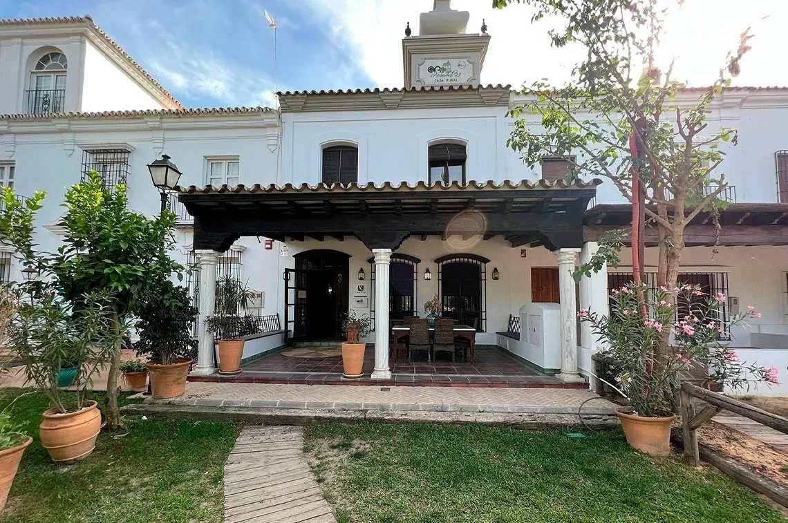 Fachada de casa rural On Hotels: ON Corporativa, com alpendre e jardim.