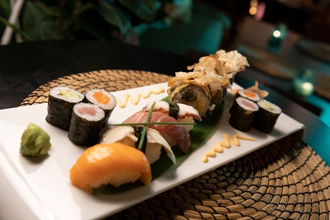 un plato blanco lleno de varios tipos de sushi