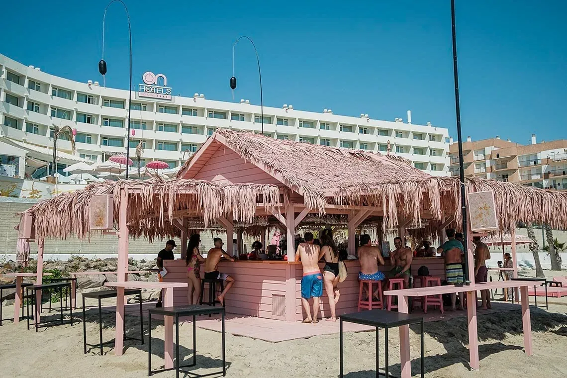 Bar de plage rose du ON Hotel Oceanfront Matalascañas, vue sur la plage de Doñana.