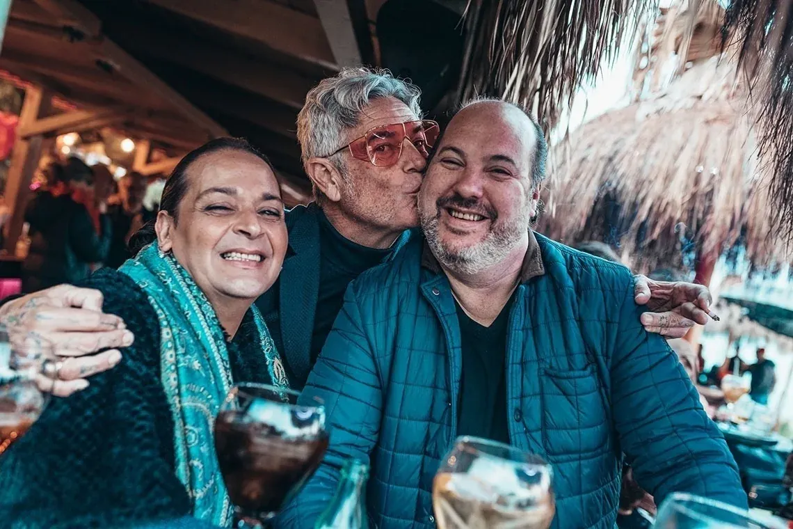 On Hotels: ON Corporativa, amigos brindando y disfrutando.