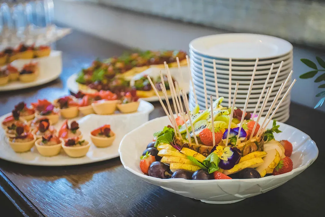Banquete de frutas e canapés, perfeito para eventos corporativos da On Hotels.
