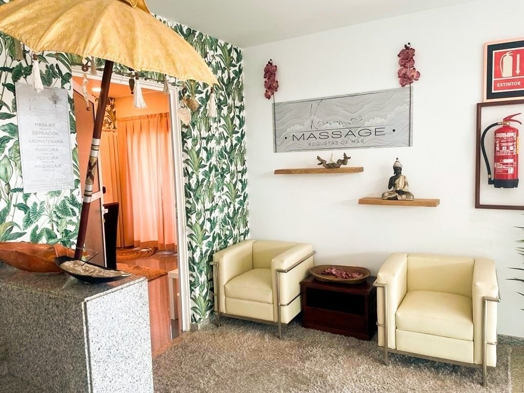 una habitación con dos sillas y un letrero que dice masaje