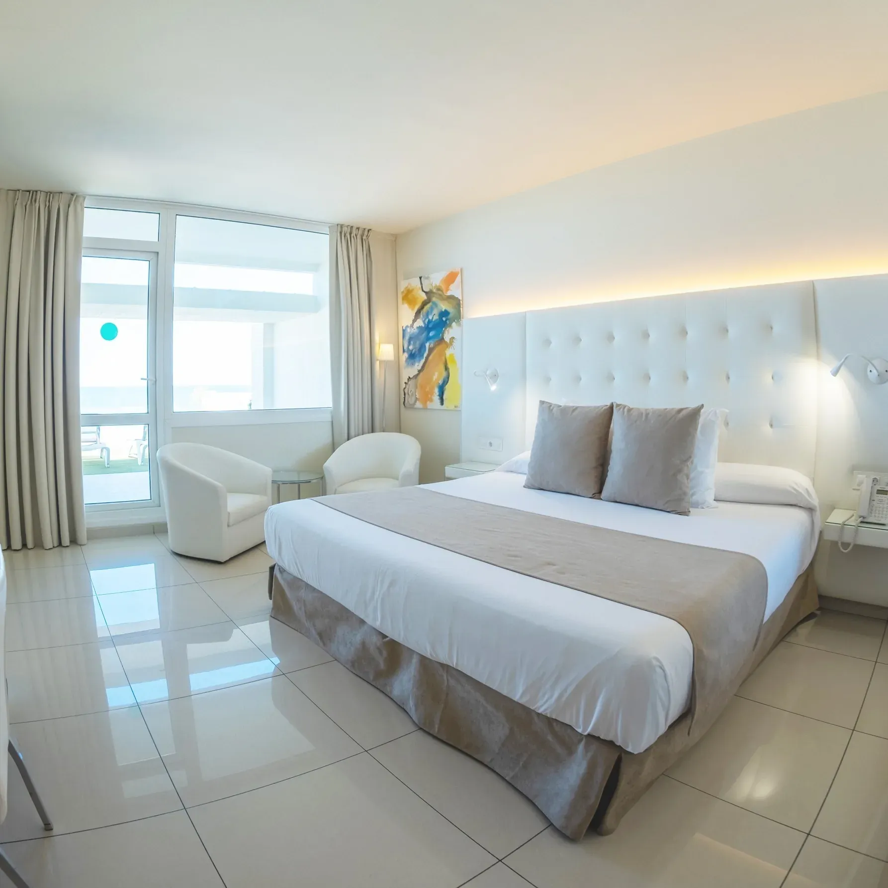 Quarto de hotel moderno com cama king e vista mar. On Hotels: ON Corporativa.