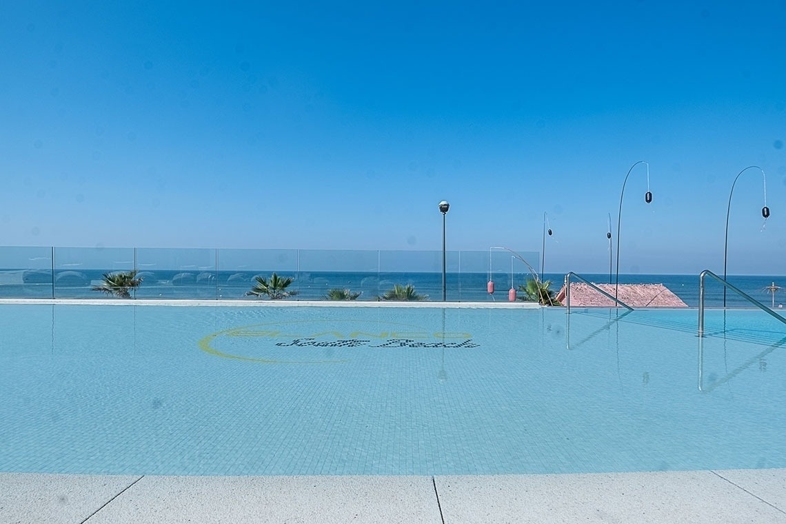 una piscina con la palabra south beach escrita en la superficie