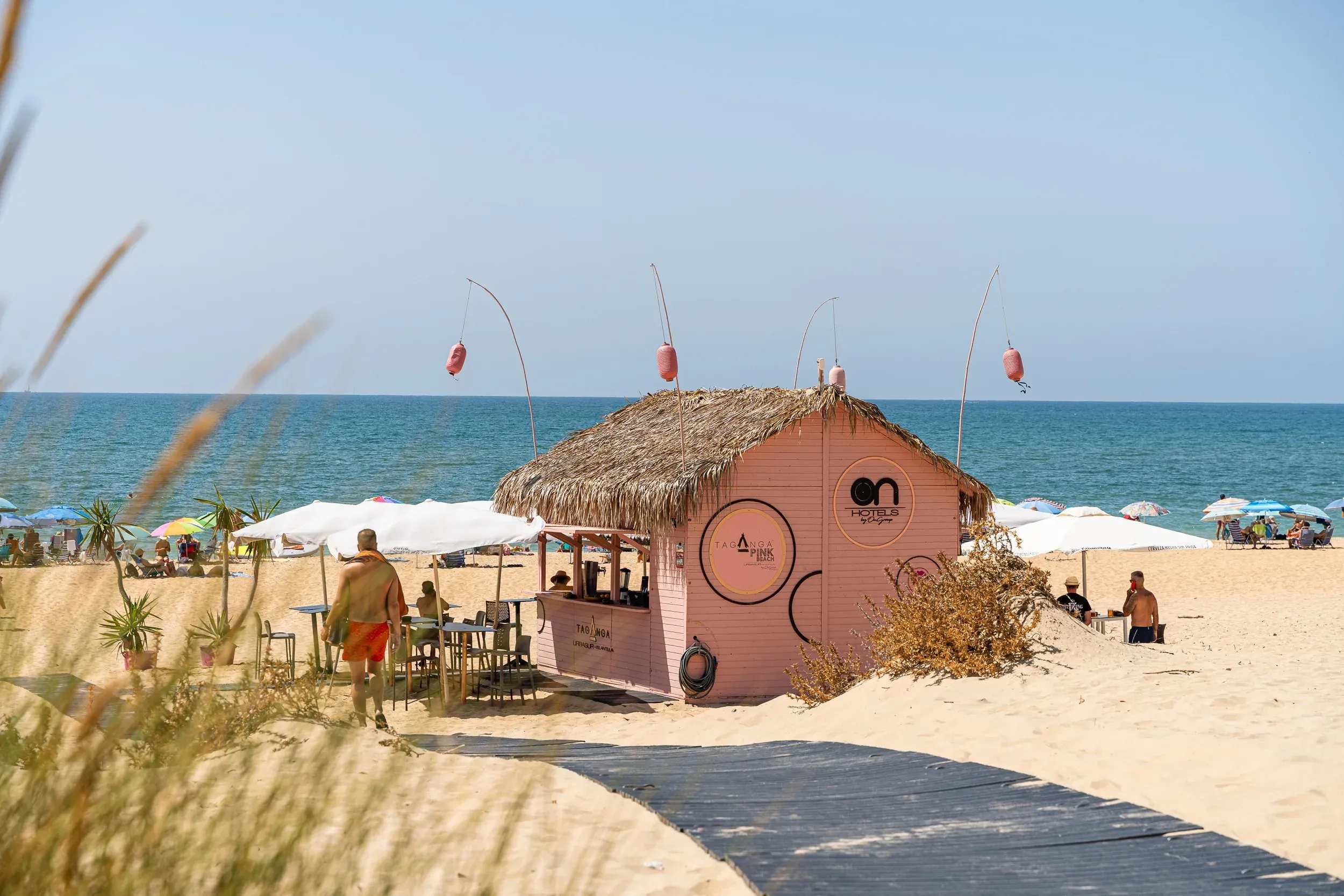 Bar de playa 'Taganga Pink Beach' con vistas al mar, cerca de ON Family Islantilla. Ideal para unas vacaciones en Huelva.