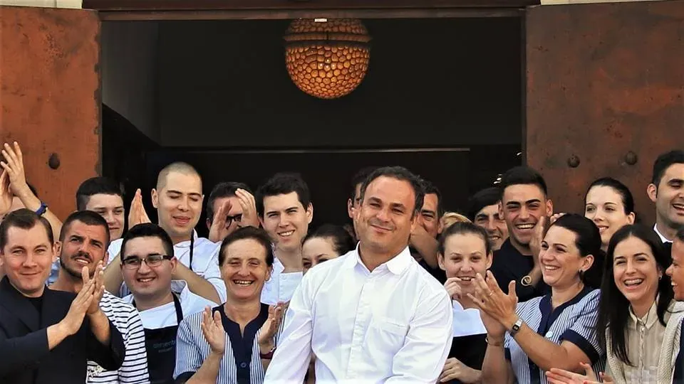 On Hotels: ON Corporativa team celebrating at a hotel entrance.