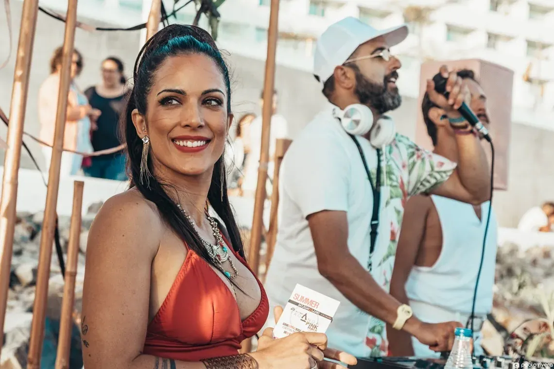 Mulher sorrindo, evento de verão ON Hotéis: ON Corporativa.