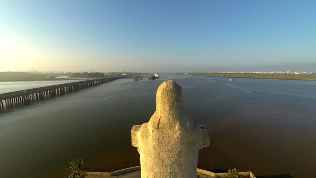 Estátua icônica com vista para o rio e ponte, perfeita para eventos On Hotels: ON Corporativa.