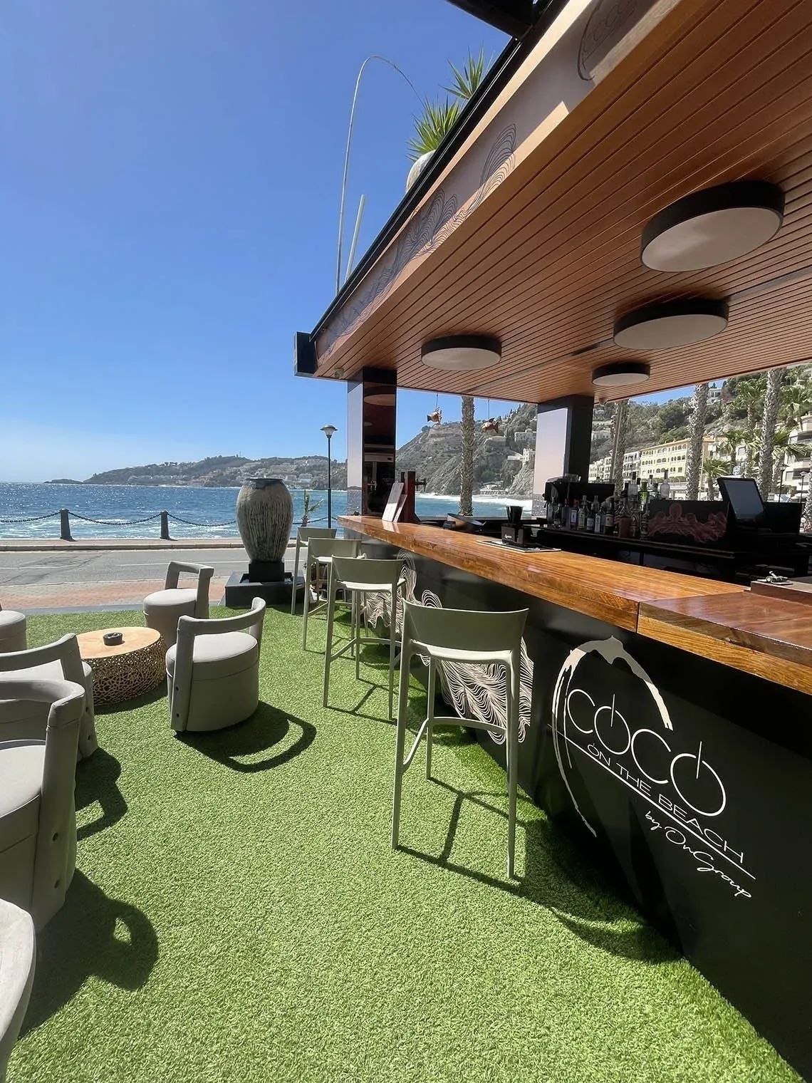 Bar de playa Coco ON Hotels: ON Corporativa con vistas al mar y asientos cómodos.