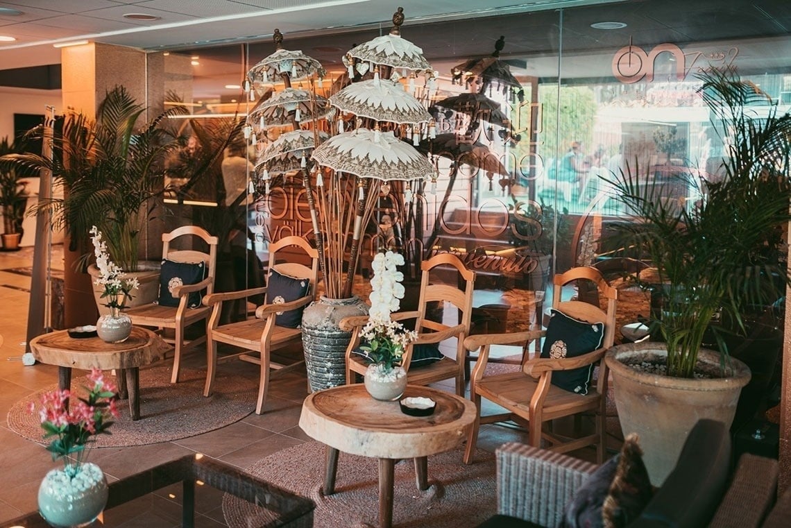 una sala de estar decorada con muebles de madera y plantas