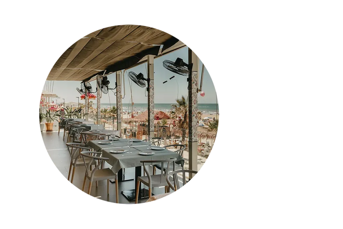 Mesas de restaurante con vista al mar, perfecto para ON Corporativa.