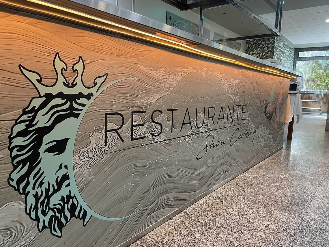 un restaurante con un mural de un rey en la pared