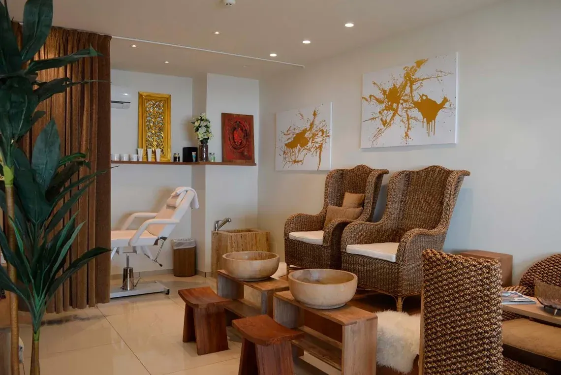 Salón de spa de lujo On Hotels: ON Corporativa. Relájate en sillas de mimbre, sillones y spa.