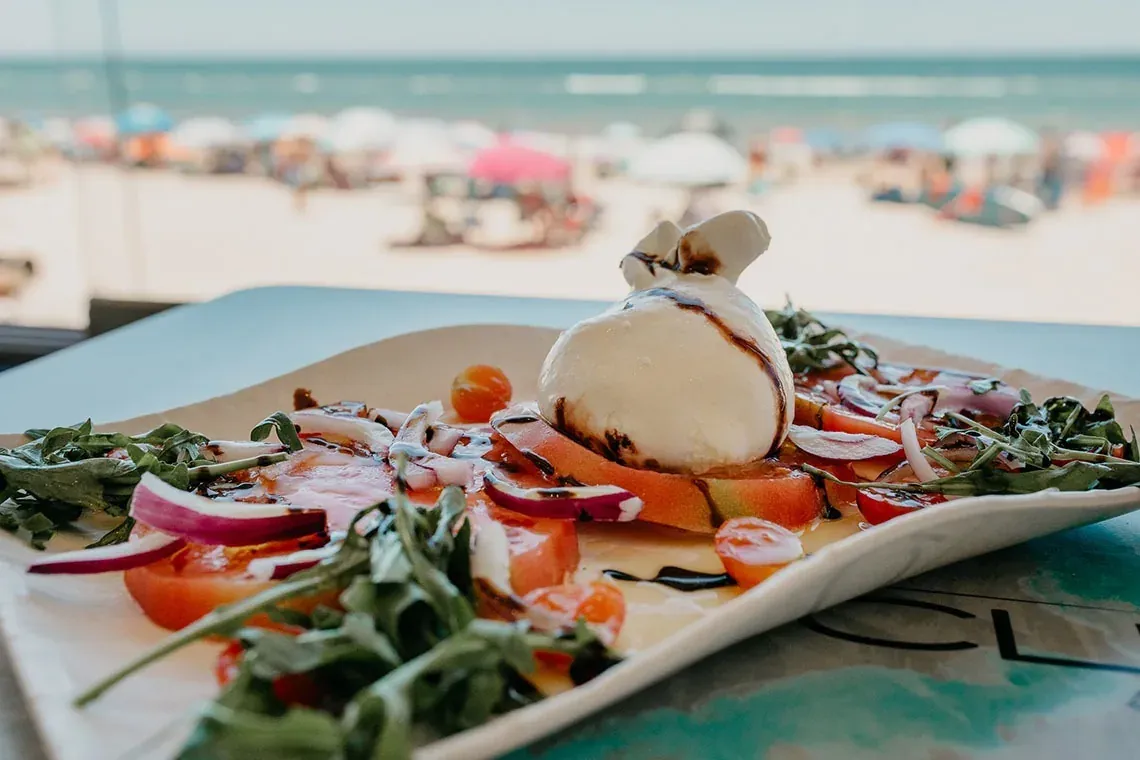 Frischer Burrata-Salat mit Tomaten und Rucola, perfekt für ON Hotels: ON Corporativa.