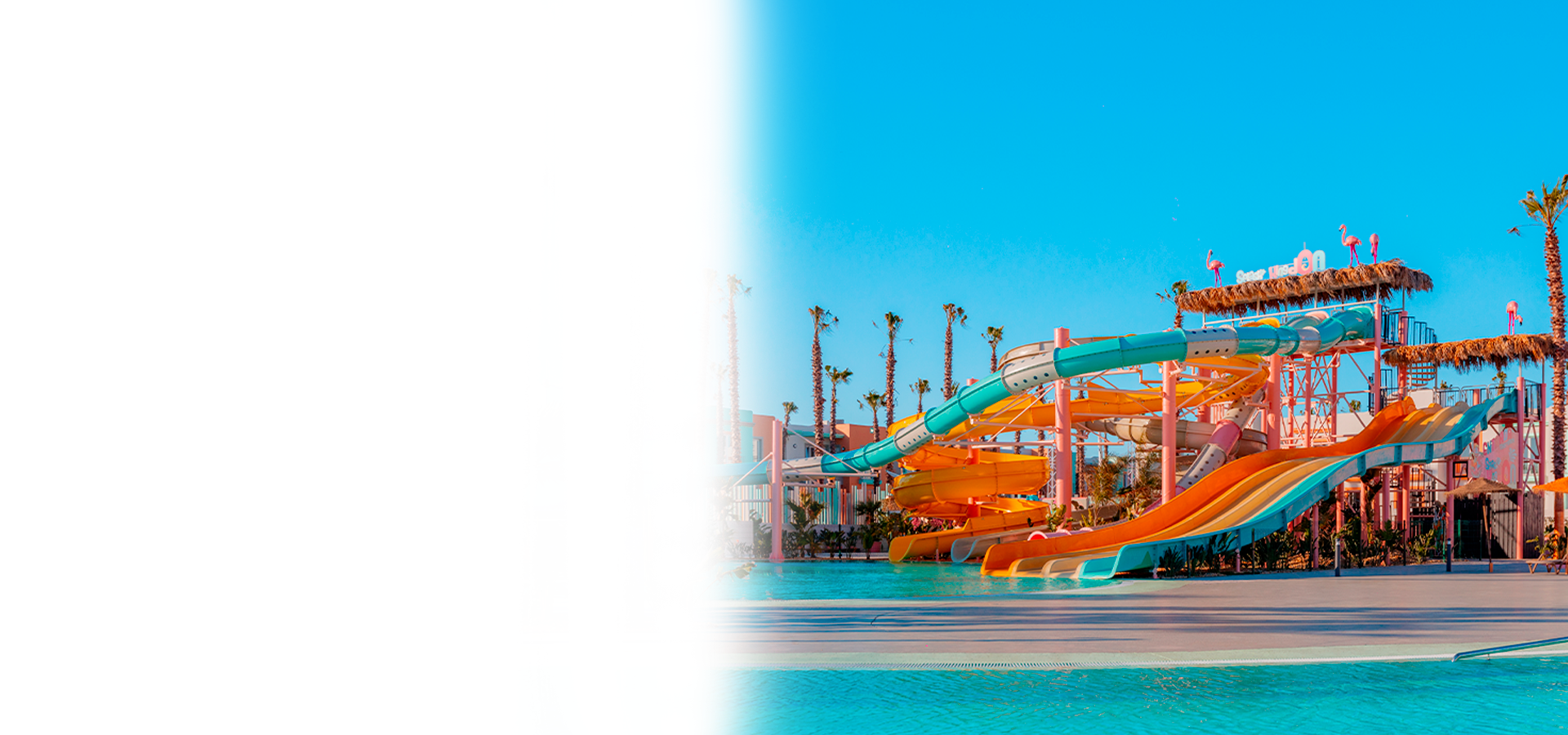 une chambre d' hôtel avec un lit et une peinture sur le mur