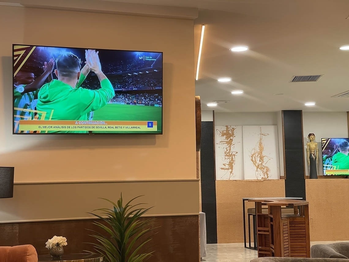 un televisor en una habitación que muestra un partido de fútbol