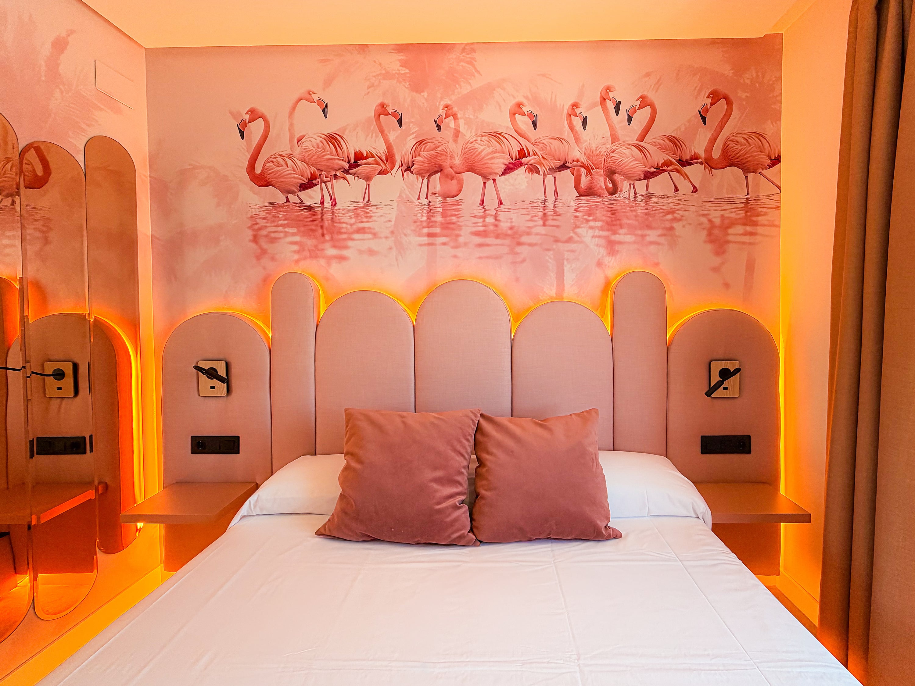 Flamencos decoran la habitación con cama de matrimonio en hotel ON Pink Motel | Matalascañas.