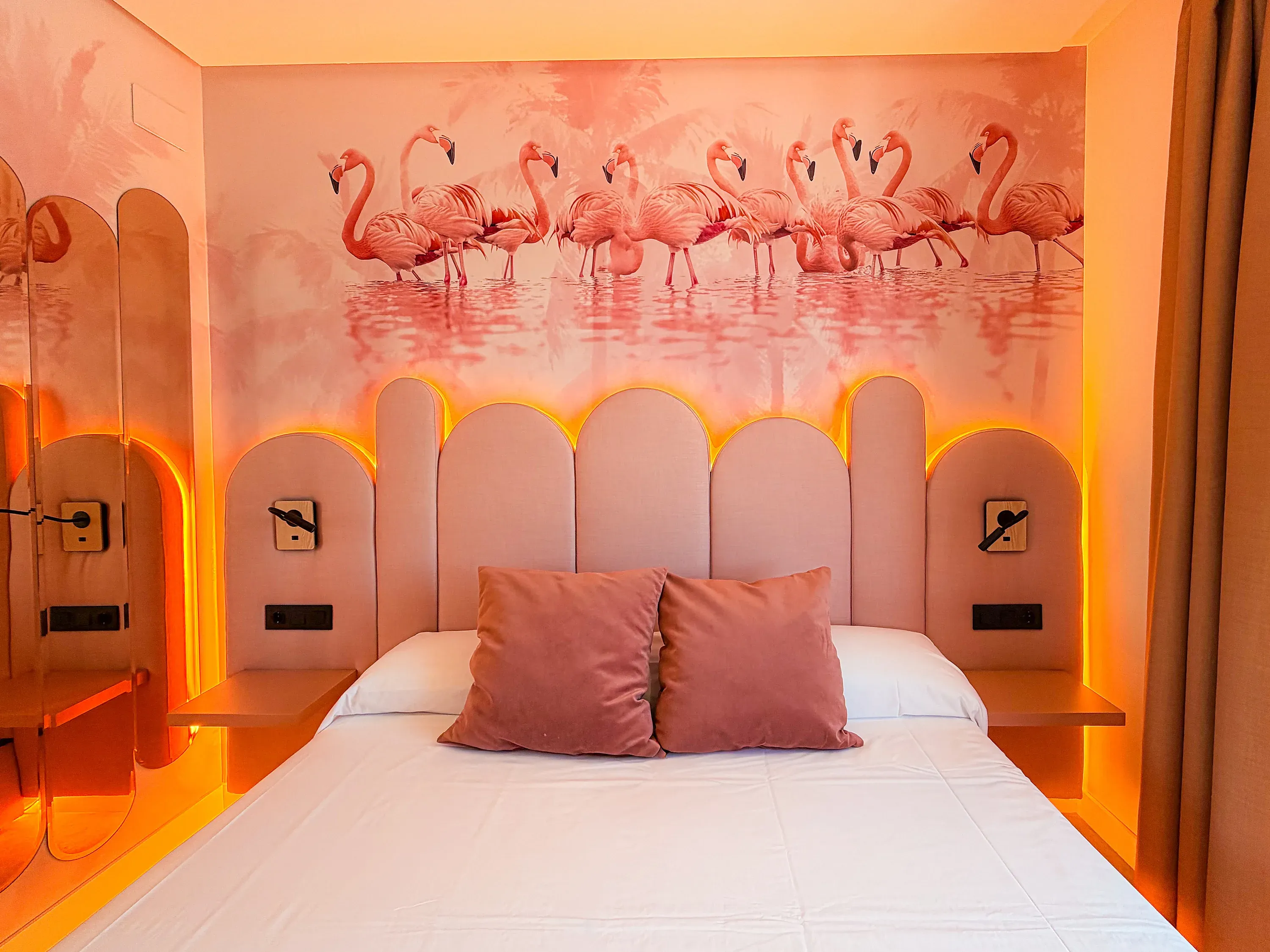 Flamencos decoran la habitación con cama de matrimonio en hotel ON Pink Motel | Matalascañas.