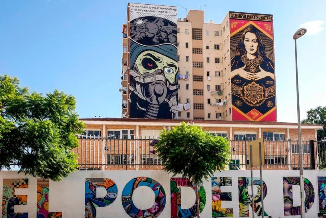 ein Gebäude mit einem Gemälde auf der Seite und der Aufschrift el poder d