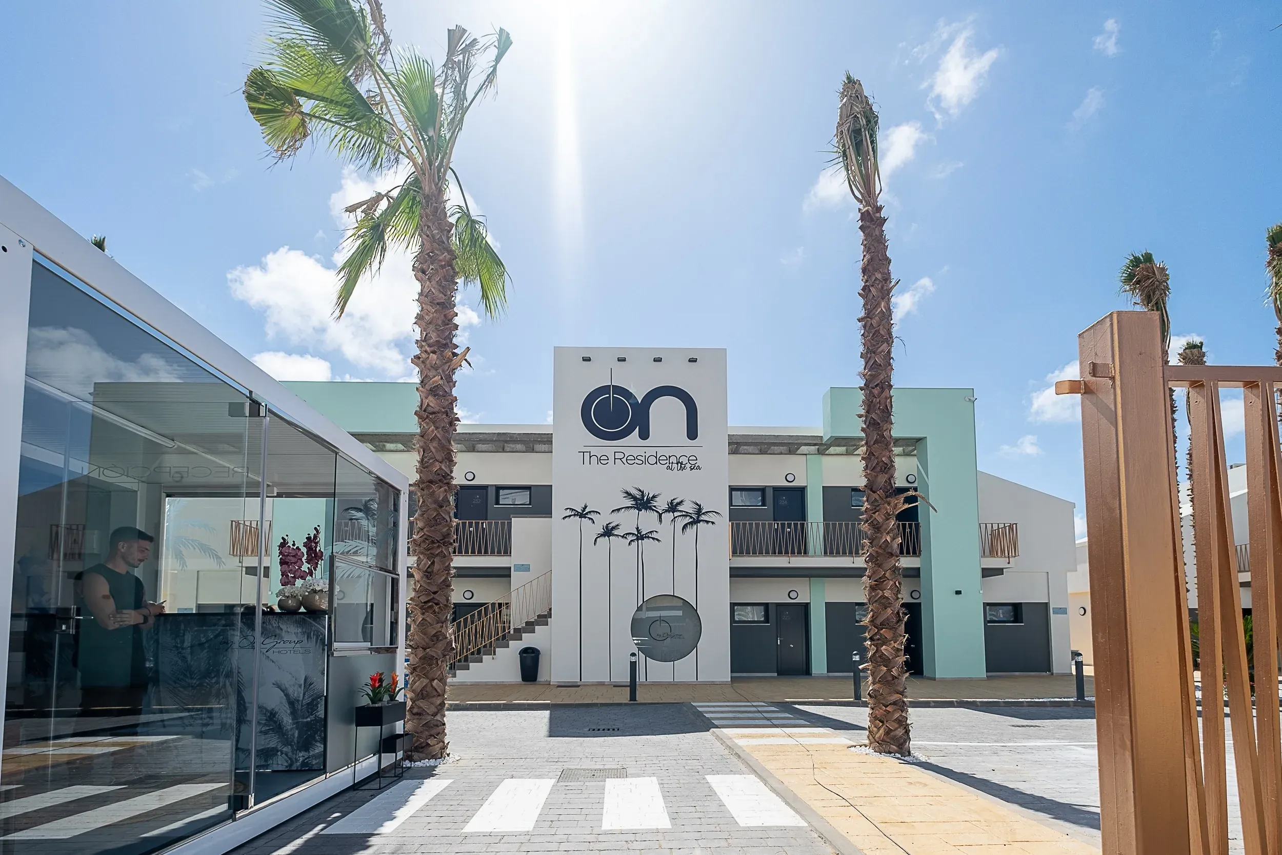 Extérieur moderne de On Hotels : ON Corporativa, avec palmiers et piscine.