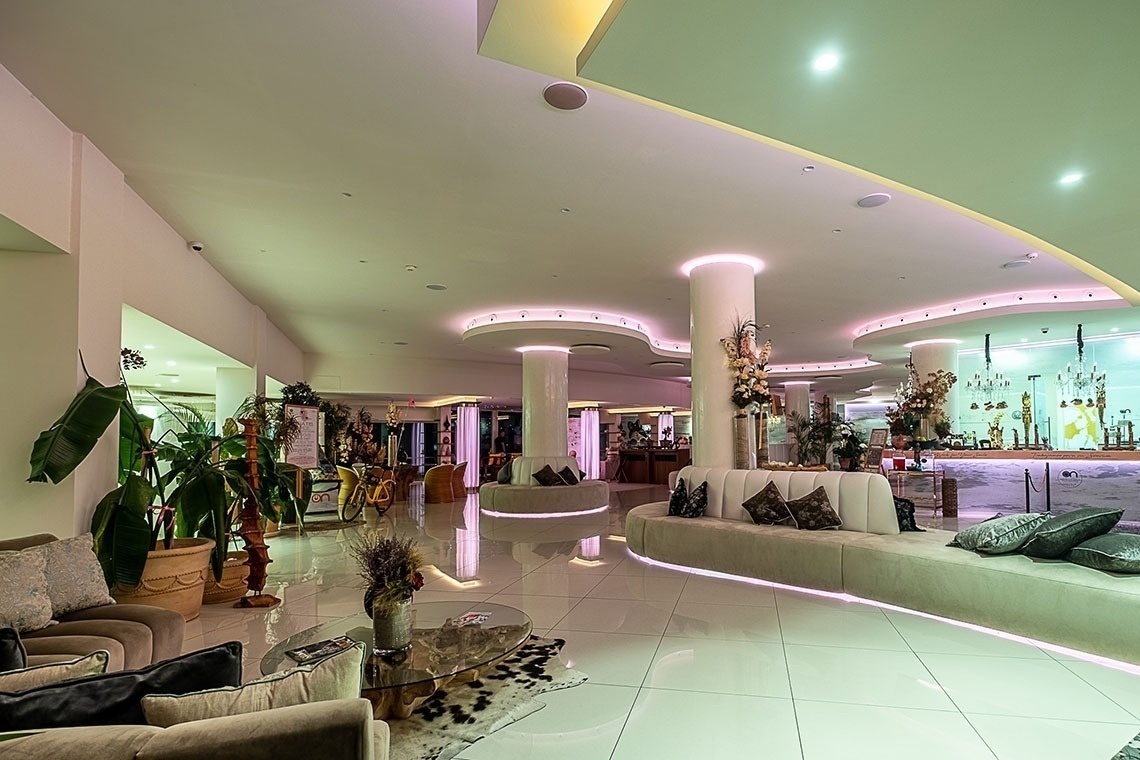 un lobby de un hotel con sofás y mesas