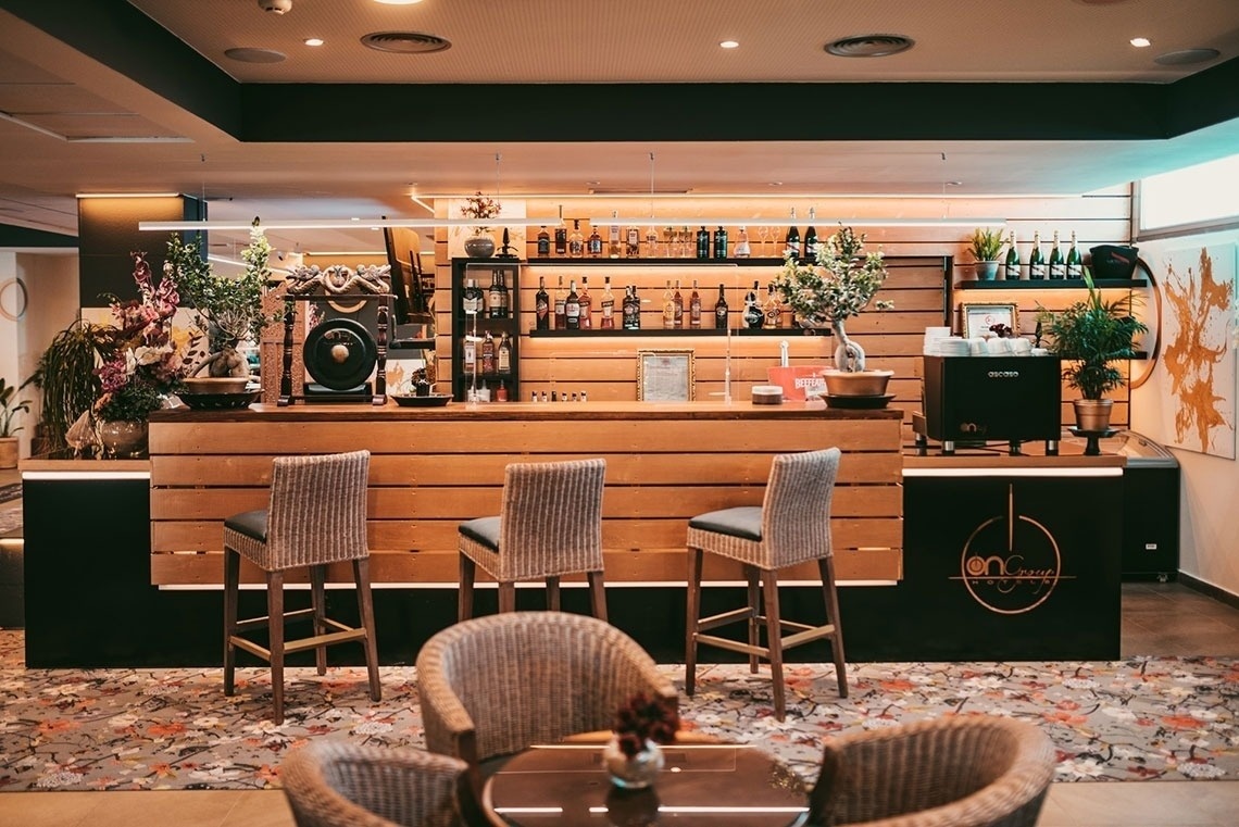 un bar de madera con sillas y mesas en un restaurante