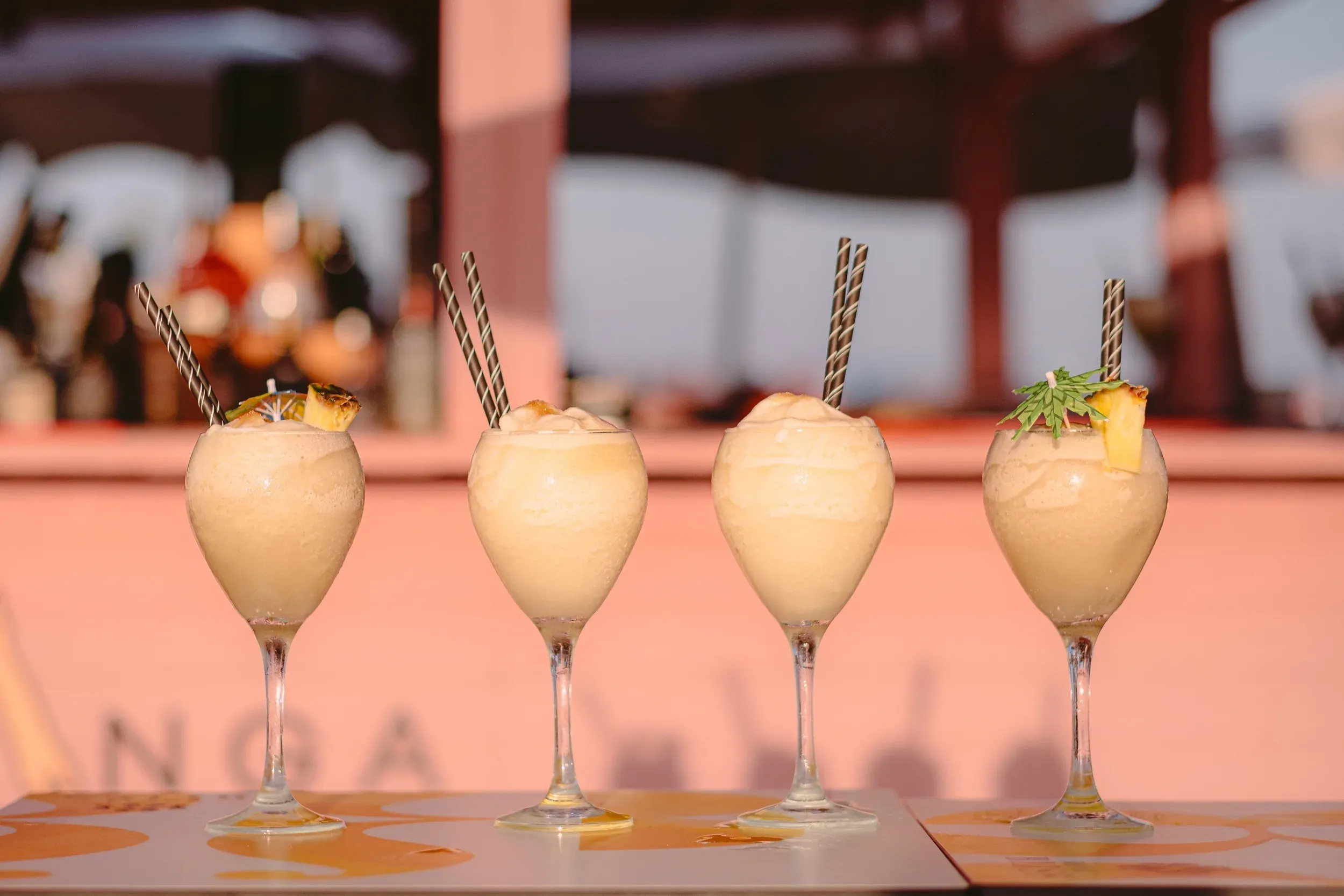 Cuatro cócteles helados con piña y pajitas en On Hotels: ON Corporativa.