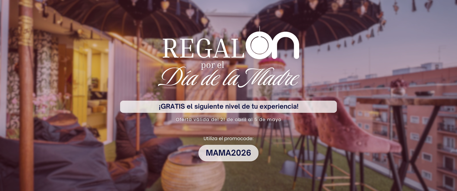 Imagen promocional para el Día del Padre con una oferta de mejora de experiencia gratuita y un código de promoción "PAPA2026", ambientada sobre un paisaje urbano con un rascacielos.